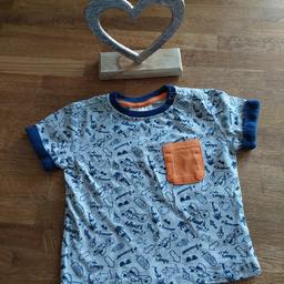 T-shirt von Ergee
Größe 80 
Blau-Grau mit Motiven
Mit Druckknöpfen
Mit Brusttasche
100% Baumwolle