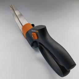 With these shears, you can perfect cut using its servo system cutting angle within 360° adjustable. Gentle on the finger and arm due to ergonomic design. Blades made from stainless steel. Grip made of glass-fiber reinforced plastic. Fiskars lawn edges scissors have the patented servo system, which prevents it from sticking to the blades and uniform, efficient cutting. The flexible cutting head can be set within 360°.