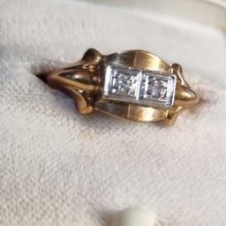 Zum Verkauf biete ich einen Ring aus 585er Gelbgold (14 Karat) an. 
Bestückt ist der Ring noch mit zwei Steinen, wahrscheinlich Zirkonia.
Ringgröße: 56 - entspricht Durchmesser ca. 17,80 mm
Alter ca. 40 Jahre