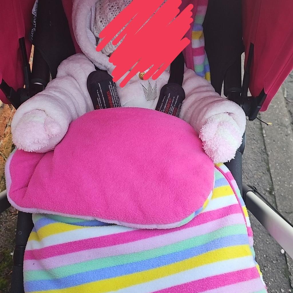 time to part with my pink bugaboo cameleon onli reason for selling is I have 6 different pram 🤣 2 of them being a bugaboo cameleon taking too much room up now plus I have another pram on way 🤫
comes with
shopping basket
carry cot
older seat
hood
apron for carry cot (cover bit)
I do have raincover for it which I will have to find it out
footmuff but not the actual bugaboo footmuff (universal) can be forward viewing or facing you