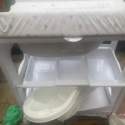 Good condition only mat slightly torn on the side can be fixed plus with underneat bath tub and giving an extra bath tub can be viewed before buying. Local delivery only