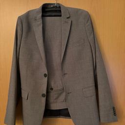 Verkaufe hier einen Anzug für Herren in Gr. 46 in Grau von H&M. Sakko + Hose! Wurde nur 2x getragen.

Nur Selbstabholer!

Da Privatverkauf, keine Garantie oder Gewährleistung!