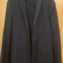 Verkaufe hier einen Anzug für Herren in Gr. 46 in Dunkelblau von H&M. Sakko + Hose! Wurde nur 2x getragen.

Nur Selbstabholer!

Da Privatverkauf, keine Garantie oder Gewährleistung!