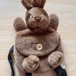 Kleiner Kinder-Rucksack in Form eines Hasen / Kaninchens

Die Lasche am Bauch wird mit Klettverschluss geschlossen.

Höhe: 28 cm

Preis. 5 €