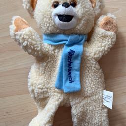 Teddy-Rucksack mit Schal für Kinder.
Der Teddy hat am Rücken ein kleines Fach mit Reißverschluss.

Höhe: 33 cm

Preis: 5 €