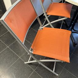 Set preis 150€ 
nur Tisch 80-70cm 100€
4 klapp Stühle je 20€