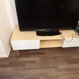 Aufgrund Umzug in eine kleinere Wohnung verkaufe ich eine Fernsehkommode/ Lowboard in heller Holzoptik und weißen Schubladen.