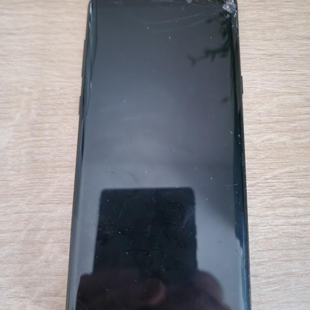 Samsung Galaxy Note 9 with Samsung Stylus pen. Screen is damaged which has led to flickering and green screen, but a replacement screen would see this fully functional again. 128Gb memory, no Google or android locks, phone has been factory reset for a buyer to repair. Fingerprint and biometric security all fully functional.

Collection only, cash only please