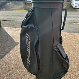 Memphis trolley golf bag in green. Slot for 14 clubs. 2 x Side pockets and 2 x front pockets.. Holder for umbrella. Free golf trolley. Trolley card hold has crack in it but otherwise good condition