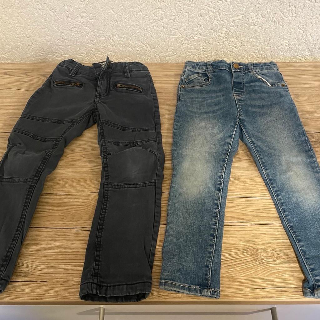 Ich verkaufe links eine Jeans von review und rechts eine Jeans von zara (diese ist am Knie etwas mit Gras verfärbt), beides in Gr. 104. Nichtraucherhaushalt. Nur Abholung. Privatverkauf, keine Rücknahme. Paketpreis 5,00 €.