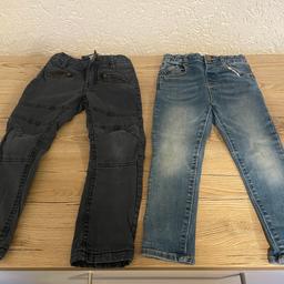 Ich verkaufe links eine Jeans von review und rechts eine Jeans von zara (diese ist am Knie etwas mit Gras verfärbt), beides in Gr. 104. Nichtraucherhaushalt. Nur Abholung. Privatverkauf, keine Rücknahme. Paketpreis 5,00 €.