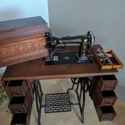 Die Nähmaschine befindet sich samt Tisch und für das entsprechende Alter ( 1888 !! ) in einen sehr guten Zustand. Laut Typenschild wurde die Maschine im Juli 1888 hergestellt. Also eine echte Antiquität. Zubehör auch original.
Preis VB