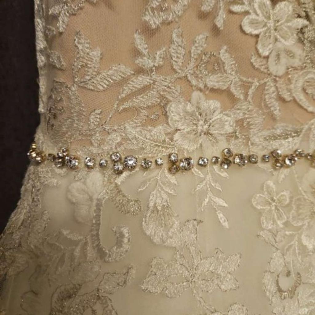 Verkaufe ein einmal getragenes Hochzeitskleid von der Topmarke Le Papillon. Es ist weiß mit sehr hochwertigen Spitzen. Es wurde mit Gürtel individualisiert. Das Kleid ist ein absoluter Traum und ein richtiger Hingucker. Der Neupreis liegt bei 2600€.
Ein passender Kleidersack ist inkl.