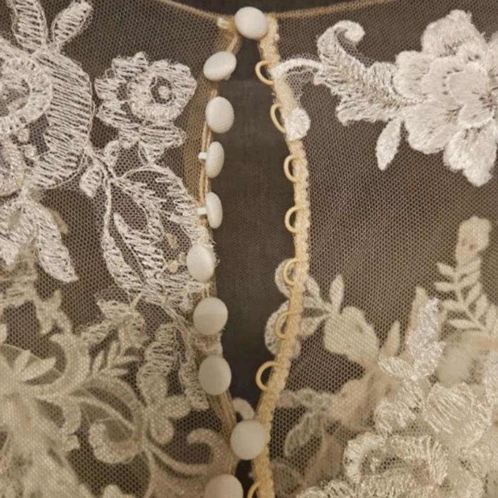 Verkaufe ein einmal getragenes Hochzeitskleid von der Topmarke Le Papillon. Es ist weiß mit sehr hochwertigen Spitzen. Es wurde mit Gürtel individualisiert. Das Kleid ist ein absoluter Traum und ein richtiger Hingucker. Der Neupreis liegt bei 2600€.
Ein passender Kleidersack ist inkl.
