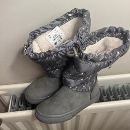 *COLLECTION ONLY*

- girls size 10
- snow boots
- brand new with tags
- original price - £30