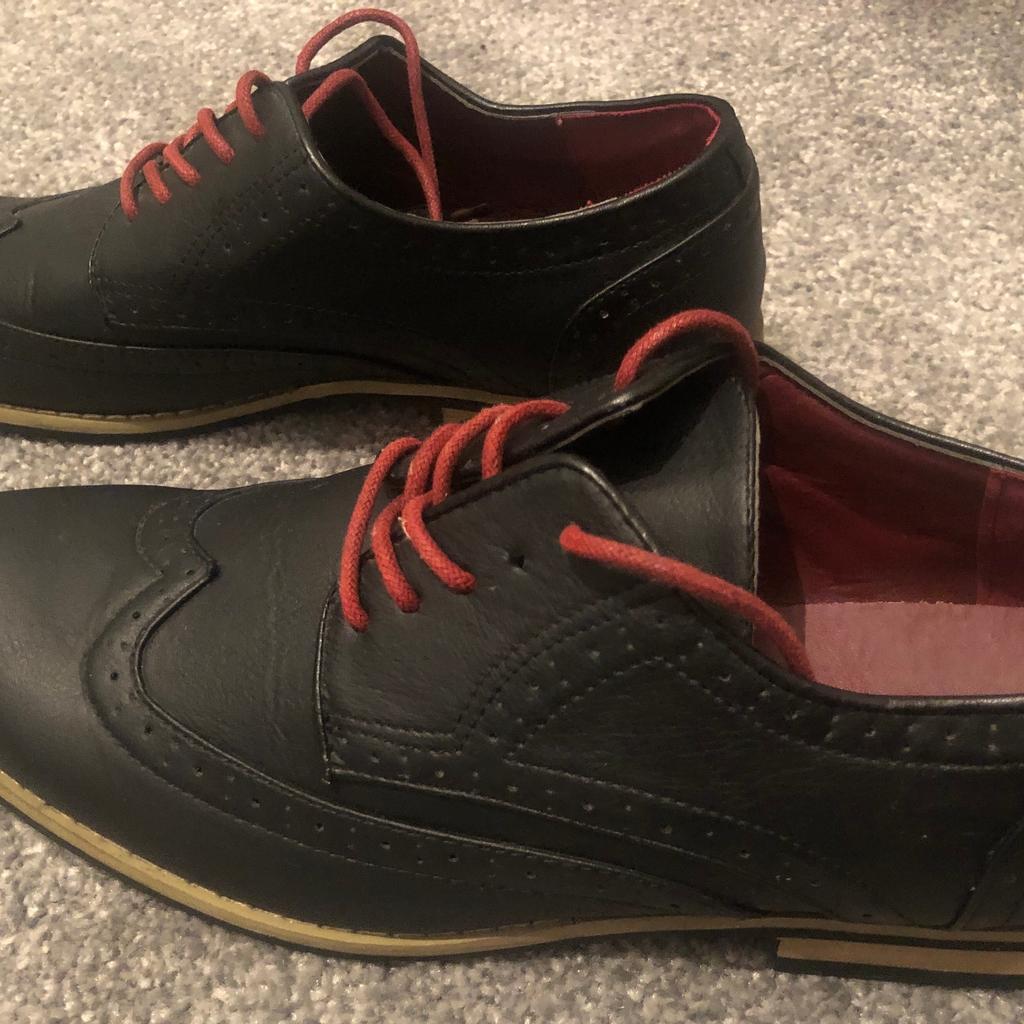 Black men's brogue shoes - size 8. Never worn and brand new.

Red laces can be changed to more discreet colours, such as black.

Greenwoods make.

Free collection from Bradford, West Yorkshire.
Can post out via Royal Mail first class delivery - £5
Royal Mail second class delivery £4