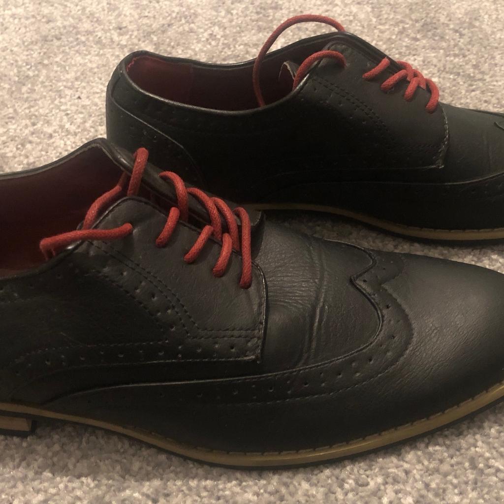 Black men's brogue shoes - size 8. Never worn and brand new.

Red laces can be changed to more discreet colours, such as black.

Greenwoods make.

Free collection from Bradford, West Yorkshire.
Can post out via Royal Mail first class delivery - £5
Royal Mail second class delivery £4