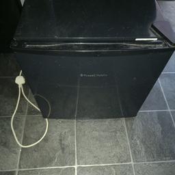great condition
russell hobbs counter top freezer

a little wear on edges of inside but doesnt effect the use.
no shelf ( but cheap enough online)