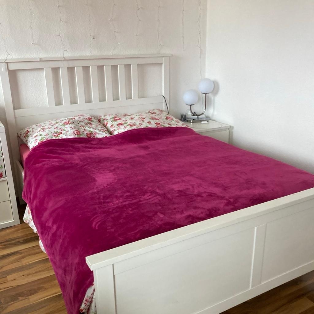 Ikea Hemnes Bett 140x200cm
Hat an einigen Stellen Gebrauchsspuren(siehe Bilder)
Ohne Lattenrost/ ohne Matratze
Guter Zustand!
Privatverkauf: Keine Garantie, Rücknahme oder Gewährleistung!