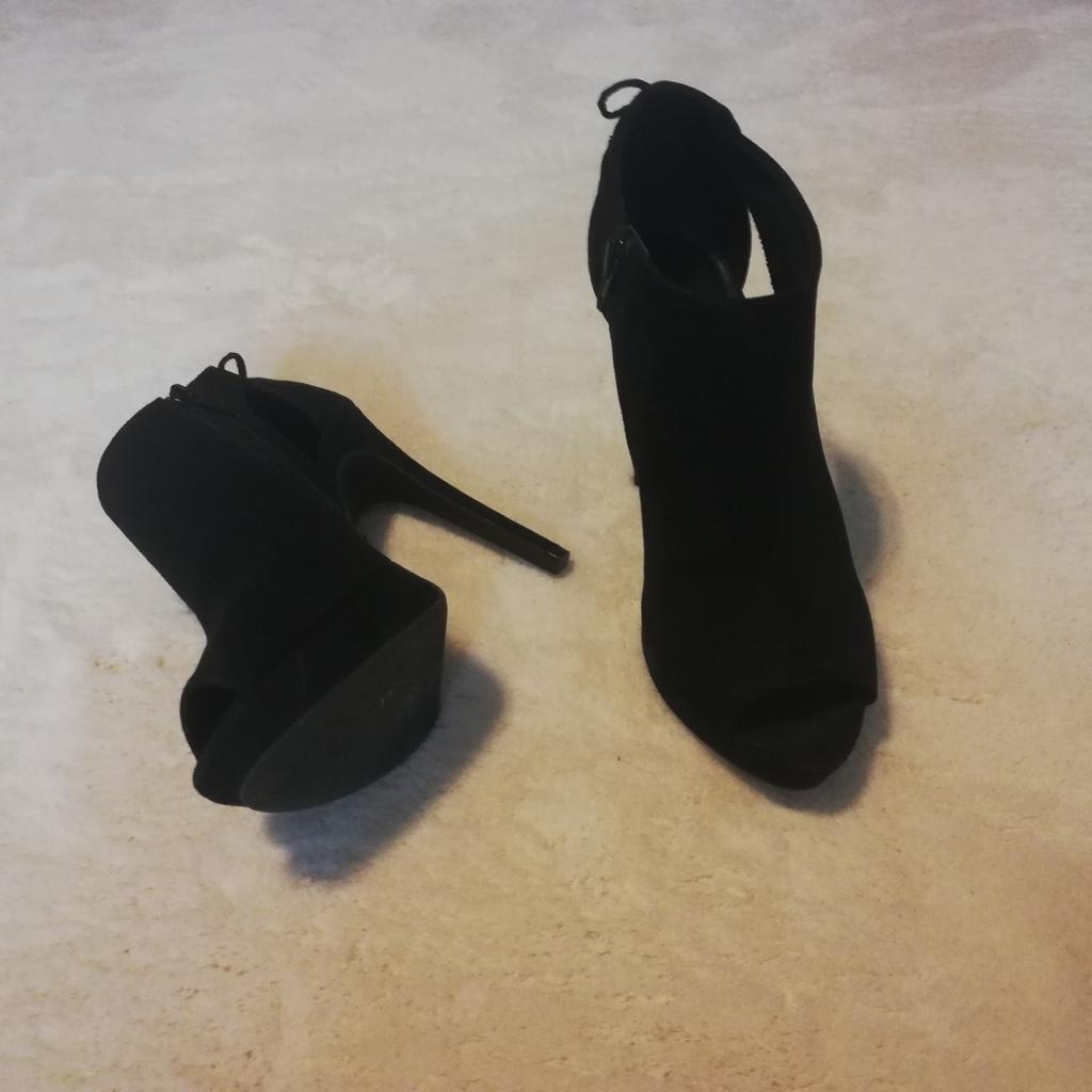 Elegante und stilvolle High Heeled Peep Toe Ankle Boots in samtigen schwarz mit seitlichen Cut Outs
Nur wenig getragen
Sehr angenehmes Tragegefühl