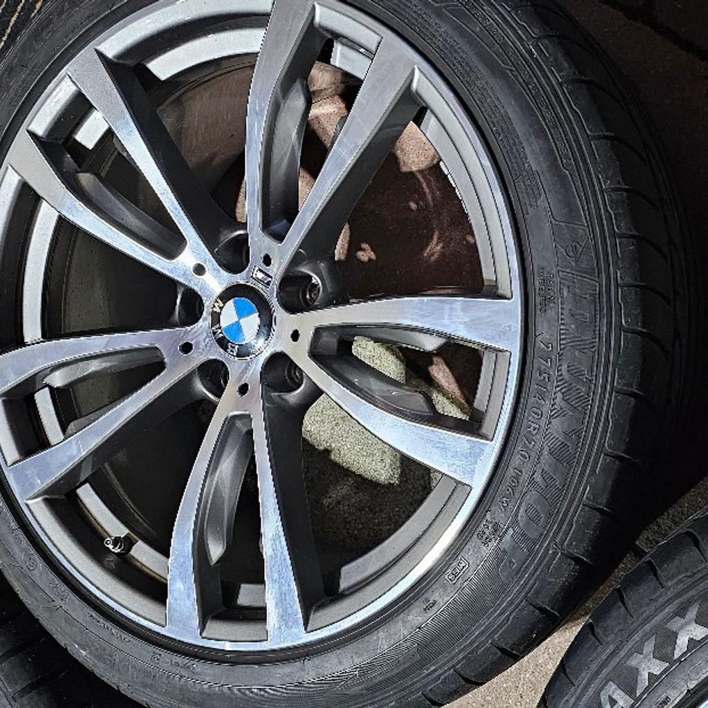 Originale BMW Alufelgen mit Sommerreifen zu verkaufen wegen Fahrzeugwechsel.
Die Felgen befindet sich in einem sehr gute Zustand ohne Macken oder Bordsteinschäden.
Vorne Dunlop und hinten Michelin.
Versand ist möglich