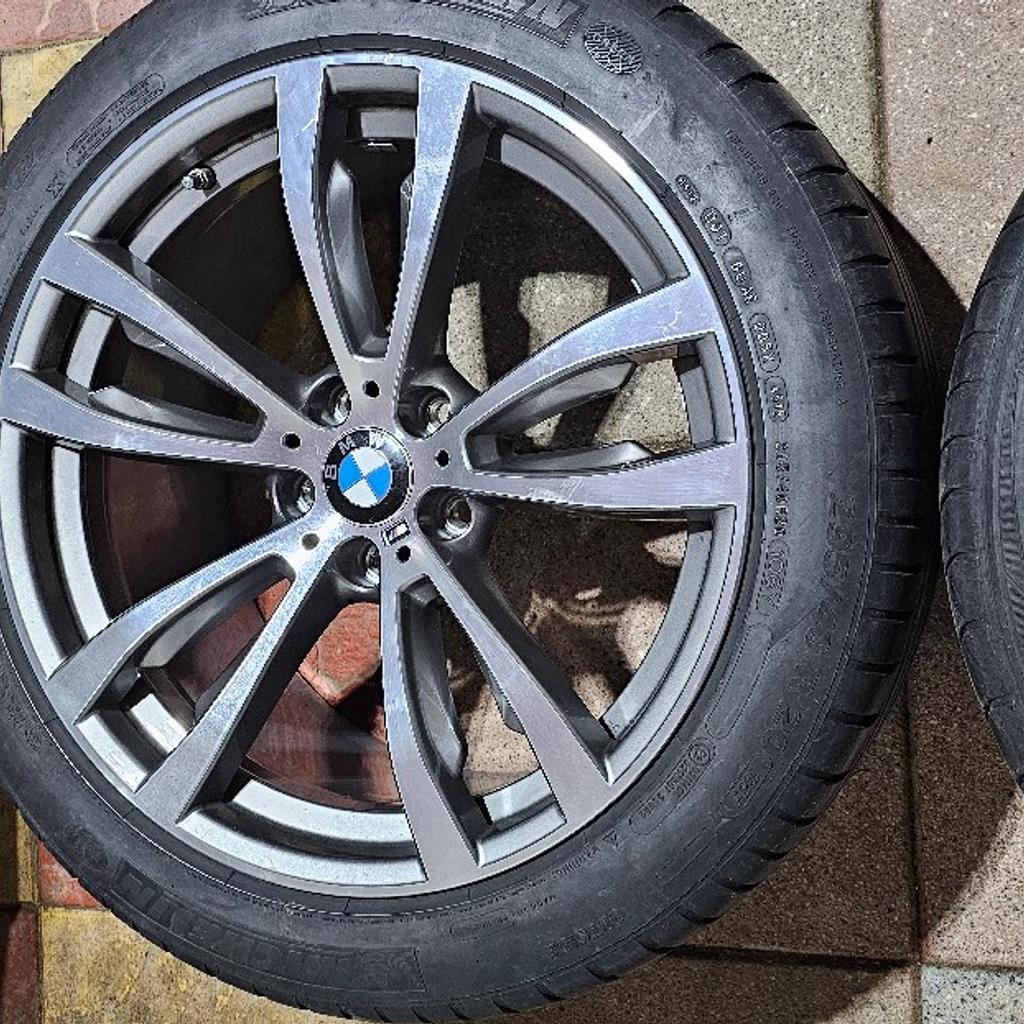 Originale BMW Alufelgen mit Sommerreifen zu verkaufen wegen Fahrzeugwechsel.
Die Felgen befindet sich in einem sehr gute Zustand ohne Macken oder Bordsteinschäden.
Vorne Dunlop und hinten Michelin.
Versand ist möglich