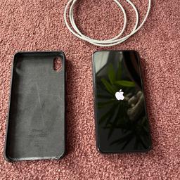 iPhone XS Max 256Gb
Anti Spy Panzerglas (mit Sichtschutz)
Apple Leder Case/ Hülle etwas abgenützt 
Original Ladekabel
86% Batteriezustand