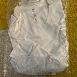 I have for sale a new and sealed white v neck adidas top from Amazon.

Brought it but didn’t realise it was a v neck top and my brother doesn’t wear them. It does still have some of the Amazon label on it from postage. 

adidas Men's Ent22 JSY T-Shirt

Size XL 

Collection from Lancing or I can post for extra