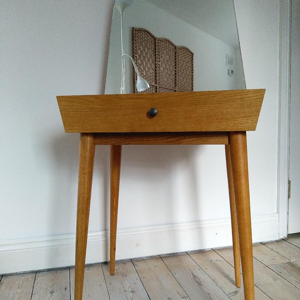 'Clairoy' mid century style one drawer oak dressing table with curved mirror from La Redoute. Currently on sale for £169 at La Redoute.
Lovely sleek design. Good quality item. 138cm tall with mirror but can be used without attaching the mirror. 59cm wide.
Oak veneered/ lacquered top, solid wood drawer and legs.

Some small chips on drawer edge and a long thin scratch on top of drawer - check pics, not overly noticeable - could be rectified with sanding and polishing.
Sold unassembled. Comes with instructions and two different drawer knobs - oak and metal. I will unassemble it beforehand so it's easier to transport.
Collection only from Ladywell SE London please.
Please check out my other items. I've downsized and having a clear out!