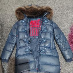 genuine mid length parka coat by jack1t
UK s
removable large brown faux fur trim
fleece lined hood padded throughout
zipped front pockets and toggle fastenings to the front and adjustable toggles to each side
lovely preloved condition just few stitches come loose requiring mend see picture ,
cost £300 new
reduced dramatically!!