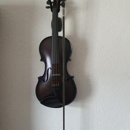 Hallo Leute !
Verkaufe diese Schöne Violine Glaser !
Mit dazu ein hochwertigen Geigen Bogen und Schulterstütze !
Der Preis ist natürlich Verhandlungsbasis !
Viele Grüße Jürgen aus Haßloch !