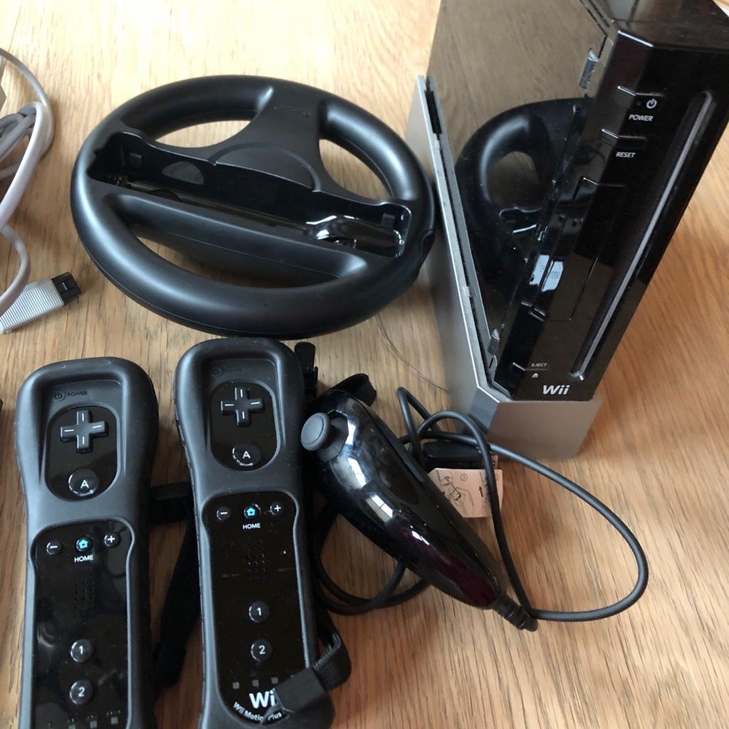 Nintendo Wii
mit 2 Controller (1 funktioniert jedoch nicht mehr richtig, muss repariert werden)
1 Lenkrad und 1 Nunchuks
bis auf den einen Controller sehr guter Zustand, nur selten damit gespielt