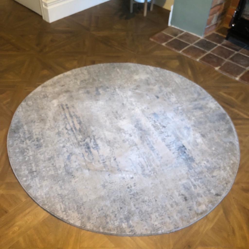 Beautiful rug in great condition.
From a smoke and pet free home.
150cm diameter.

£150 new.