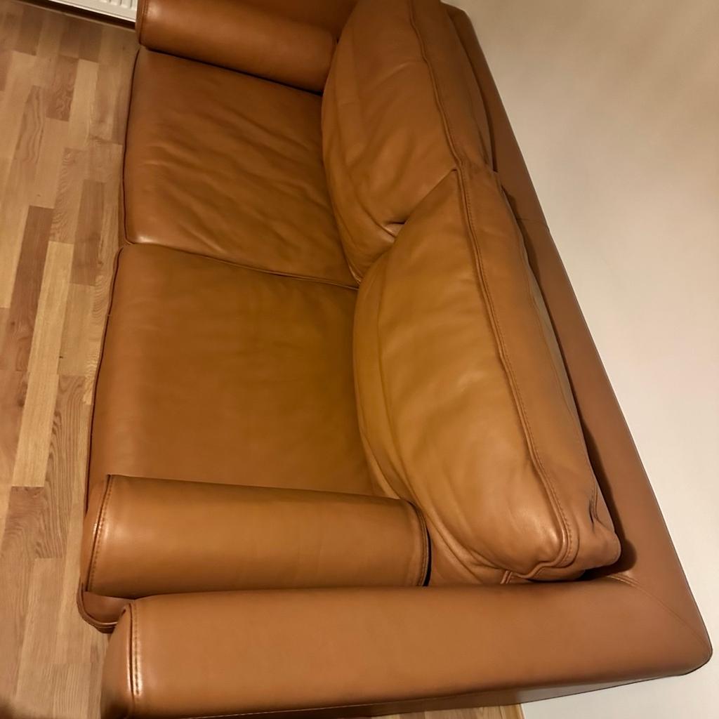 Verkauft wird diese Couch aus Echtleder (Rindsleder) in braun.
Die beiden großen viereckigen Polster sind mit Daunen gefüllt.
Maße: circa 190cm x 90cm
Neupreis: 1000€
Sie befindet sich in einem guten Zustand!
Selbstabholung in 1160 Wien.

Sehen Sie sich auch meine anderen Anzeigen an!