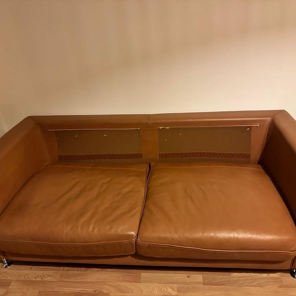 Verkauft wird diese Couch aus Echtleder (Rindsleder) in braun.
Die beiden großen viereckigen Polster sind mit Daunen gefüllt.
Maße: circa 190cm x 90cm
Neupreis: 1000€
Sie befindet sich in einem guten Zustand!
Selbstabholung in 1160 Wien.

Sehen Sie sich auch meine anderen Anzeigen an!
