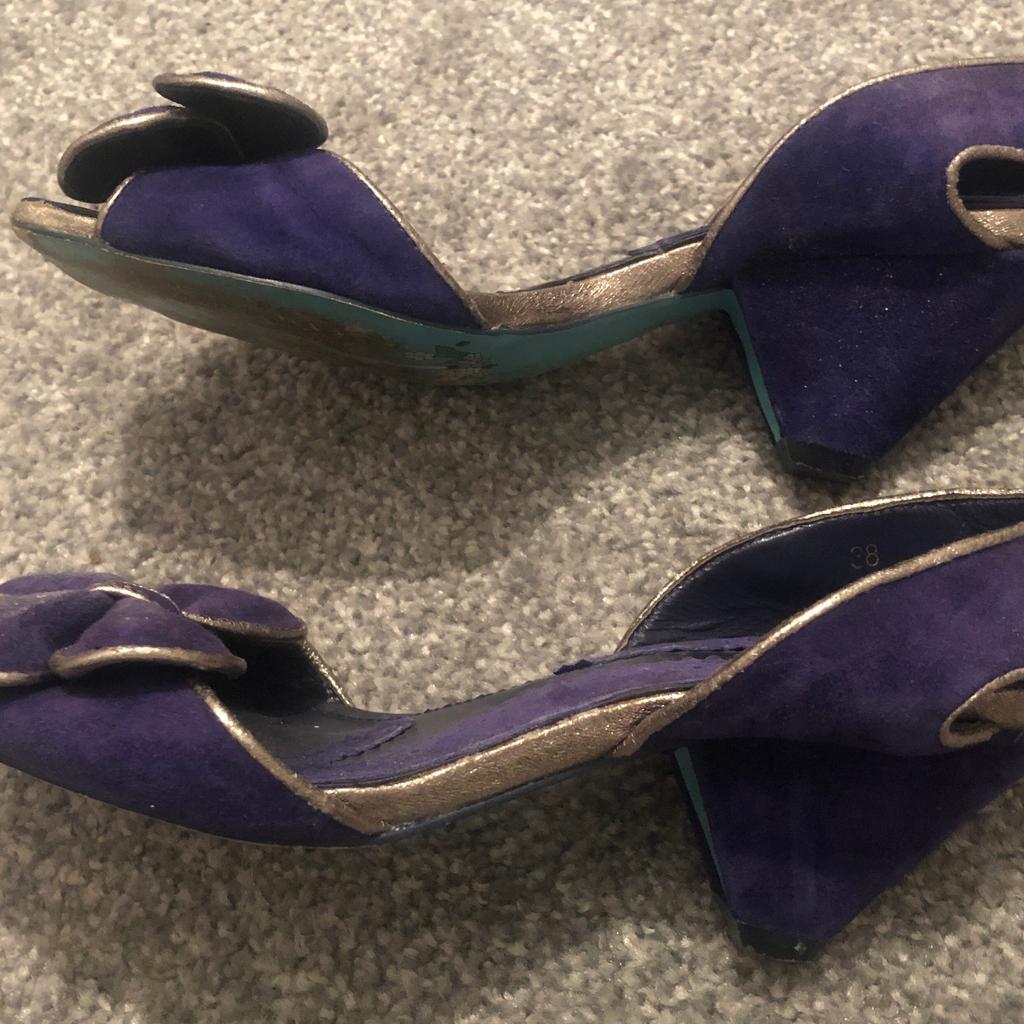 Irregular Choice ladies shoes - Purple bow design on front - UK Size 5 - EU size 38

Condition - used but in great condition

Free collection from Bradford, West Yorkshire.

Alternatively, I can post out via:
Royal Mail first class delivery for £4.80
Royal Mail second class delivery for £4.10