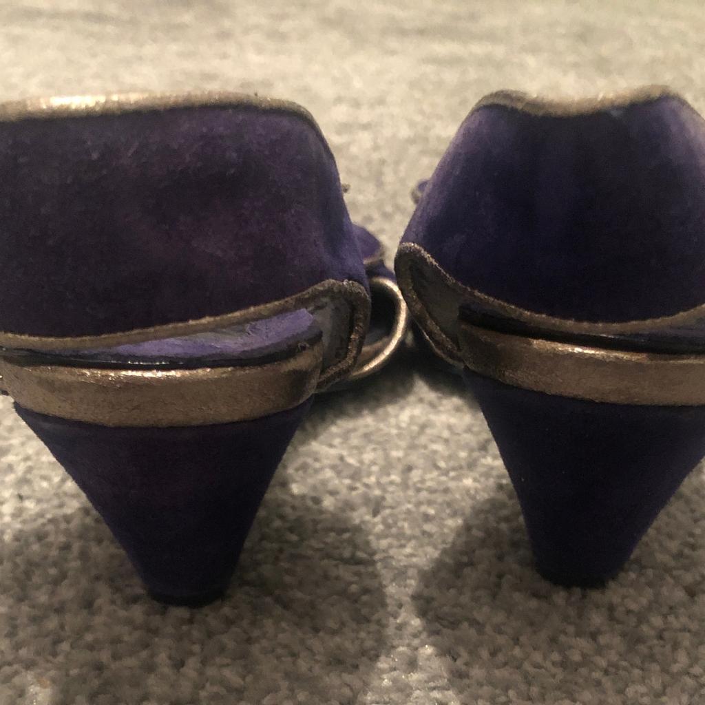 Irregular Choice ladies shoes - Purple bow design on front - UK Size 5 - EU size 38

Condition - used but in great condition

Free collection from Bradford, West Yorkshire.

Alternatively, I can post out via:
Royal Mail first class delivery for £4.80
Royal Mail second class delivery for £4.10