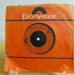 RADAR LOVE / JUST LIKE VINCE TAYLOR
7" 45rpm Vinyl 1977
Polydor 2121 335
Original Paper Sleeve

*A Rare Find!

Postage possible at buyer's expense with payment by PayPal please so buyer protection will apply 