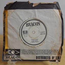 AMERICAN VELVET / WATCHA GONNA DO ABOUT IT
7" 45rpm Vinyl 1969
BEACON Records BEA 129
Original Paper Sleeve

Postage possible at buyer's expense with payment by PayPal please so buyer protection will apply 

*A Rare Find!