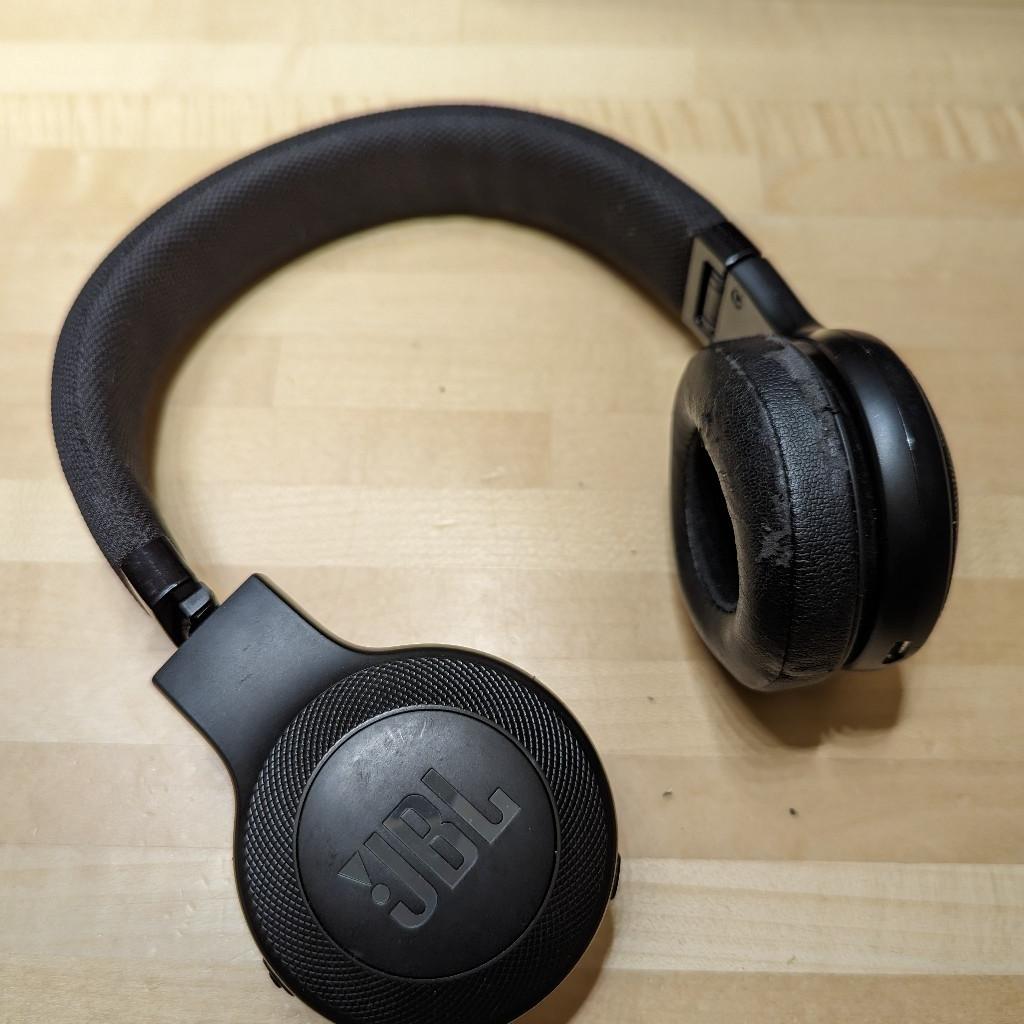 Bluetooth On-Ear-Kopfhörer - JBL E45BT 

- inkl. Ladekabel & AUX-Kabel
- Bluetooth
- selten benutzt 
- voll funktionsfähig
- faltbar

Mit dem beigelegten Aux-Kabel können die Kopfhörer die Kopfhörer auch ohne Bluetooth verwenden zu können.

Beschichtung der Ohrpolster löst sich ein wenig. Ersatz Polster gibt es online günstig zu kaufen. ca. 10€

Fixpreis!
Privatverkauf, daher keine Garantie oder Rücknahme