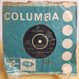 I'M INTO SOMETHING GOOD / YOUR HAND IN MINE
7" 45rpm Vinyl 1964
COLUMBIA DB7338
Original Paper Sleeve

Postage possible at buyer's expense with payment by PayPal please so buyer protection will apply 