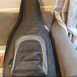 Full size acustic guitar case in excellent condition collection from welwyn garden city Hertfordshire