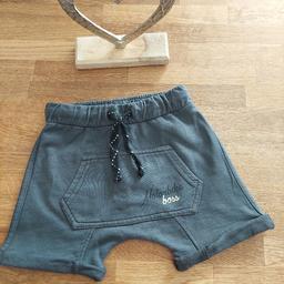 Shorts aus Italien
Größe 9 Monate (80)
Anthrazit
Mit Zugbändeln
100% Baumwolle