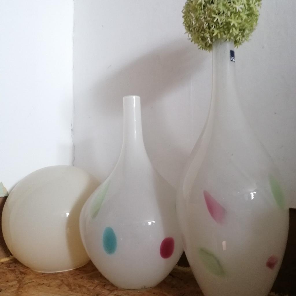 Deko Kugel sowie 2 Vasen zu verkaufen
Vase je Stück 4 €
Kugel 3€