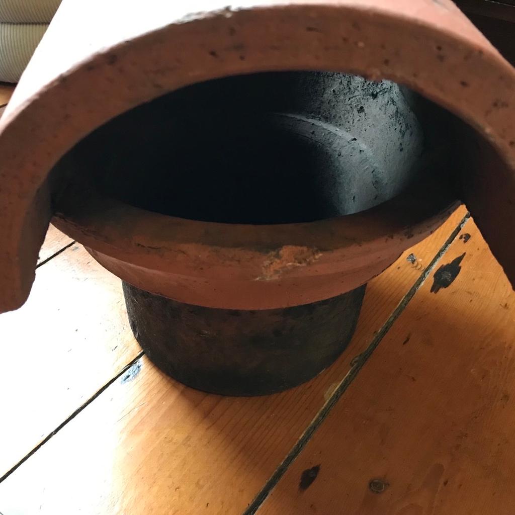 Lovely Reclaimed Chimney Cowl
Terracota
In Good Condition
Please check photos
Ready to use and put back into action.
Heavy item, collection or free local delivery in Preston