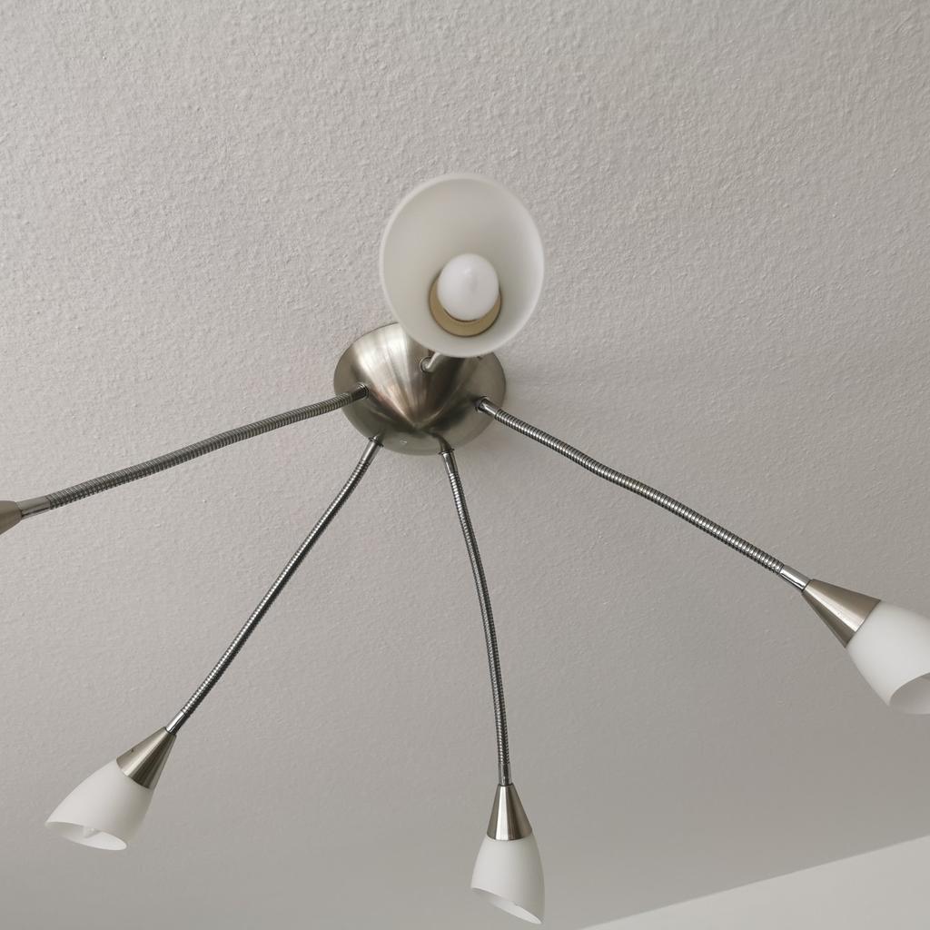 Gebrauchte Lampe,5 Flammig sorgt sie für ausreichend Helligkeit und eine angenehme Atmosphäre. Ideal fürs Wohnzimmer.

Material Leuchtkörper aus Glas.

Edelstahl