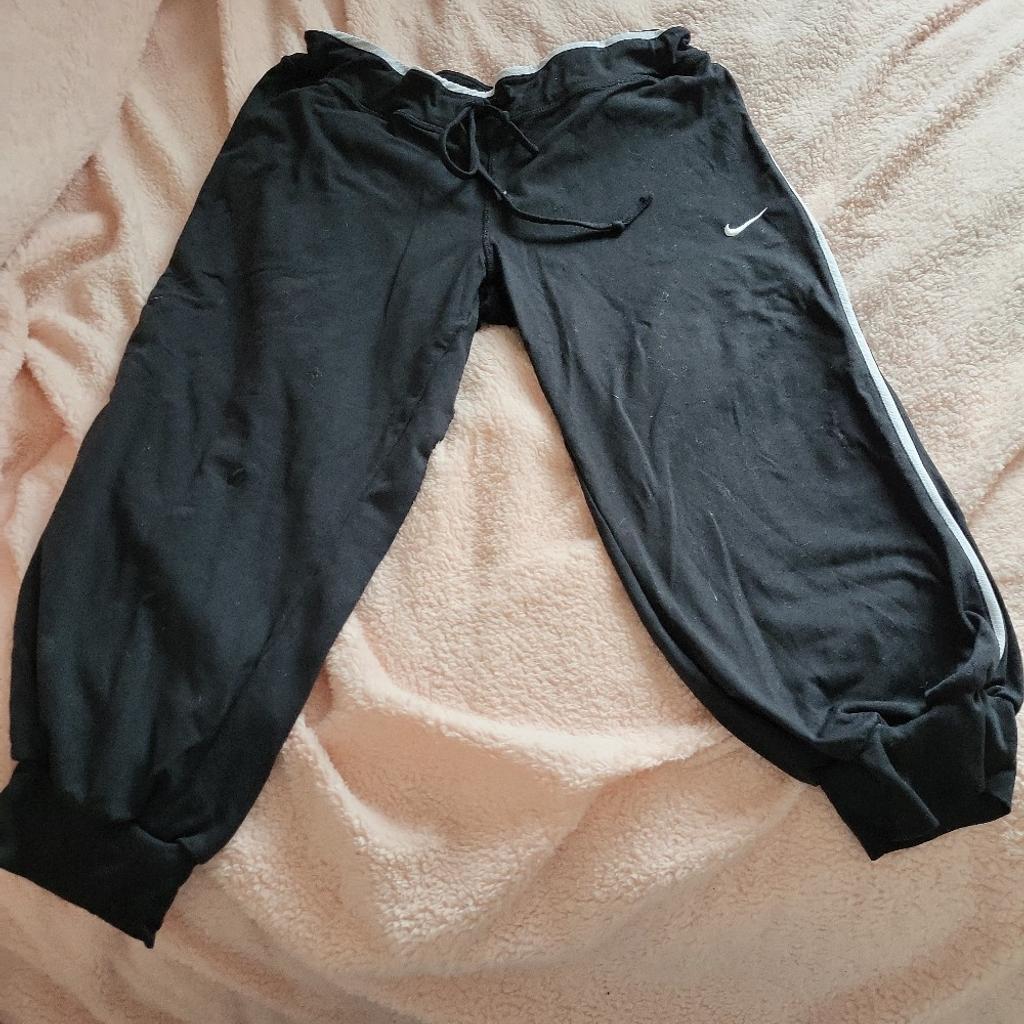 Cropped fitness by Nike. Fit size 8/10. Good condition. if buying more than one item and delivery is required then there will be just one delivery charge if items fit in a small parcel