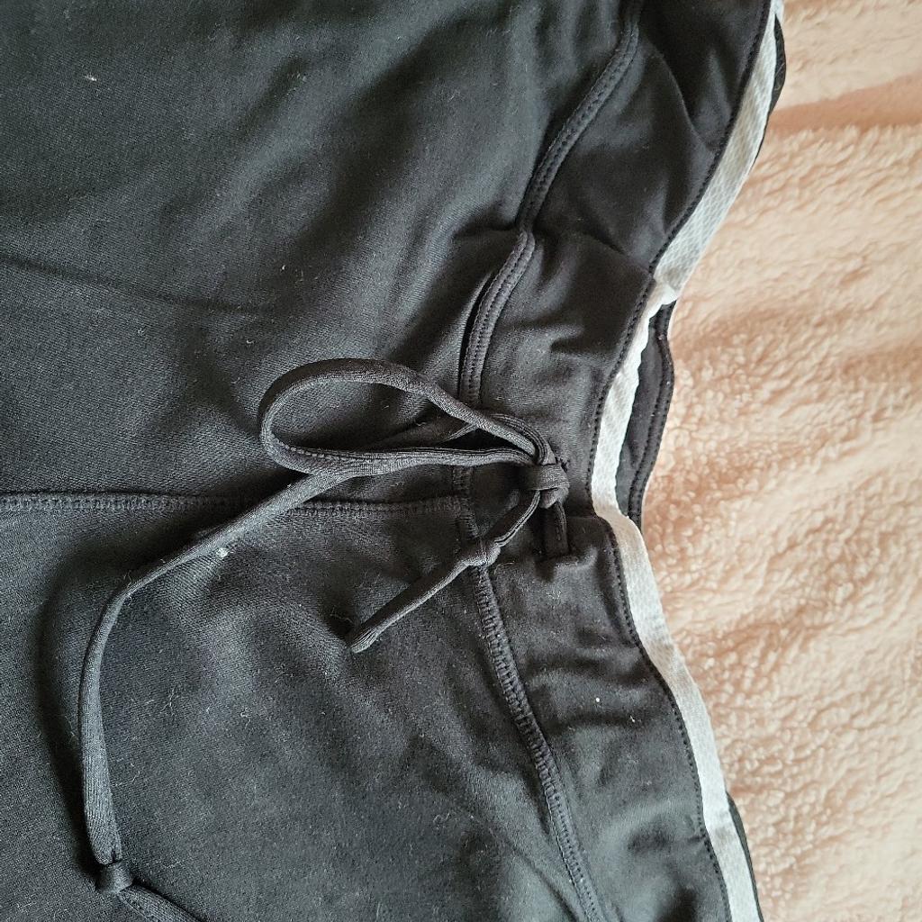 Cropped fitness by Nike. Fit size 8/10. Good condition. if buying more than one item and delivery is required then there will be just one delivery charge if items fit in a small parcel