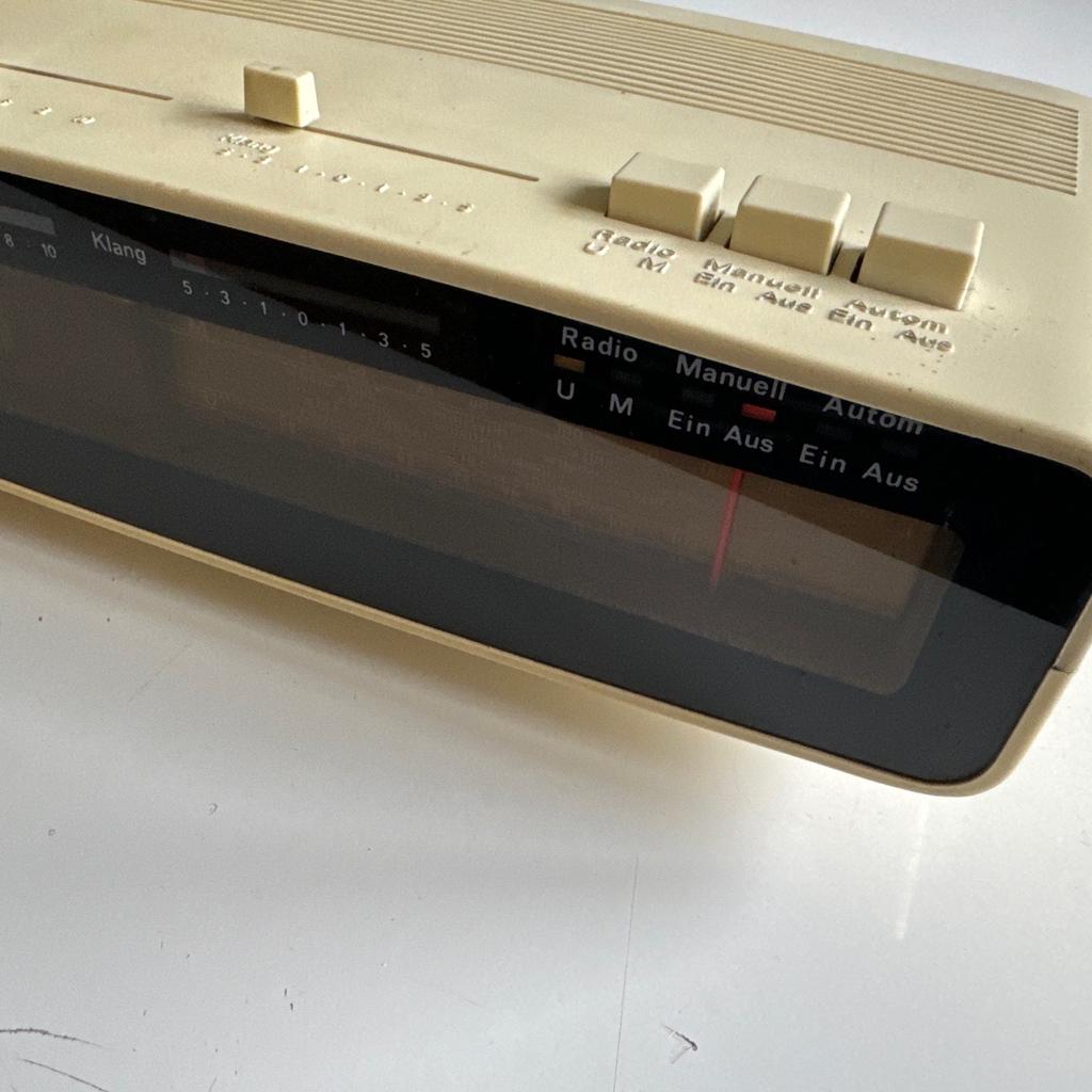 Radiowecker SABA electronic inklusive Kopfkissenlautsprecher.

Funktioniert einwandfrei!

Vintage Style Radio Wecker electronic LCD Uhr Anzeige