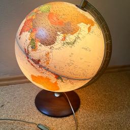 Verkaufe Globus
• Leuchtglobus mittels Schnurschalter
• messingfarbener Metallmeridian, Holzfuß
• Durchmesser 30 cm 
• Neupreis 89€